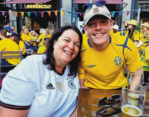 Hot weather and cool tempers as fans mingle freely