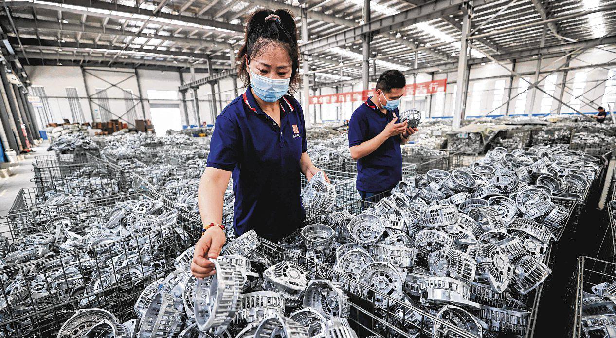 China's Growth Seen Outpacing Target, Easing Stimulus Pressure