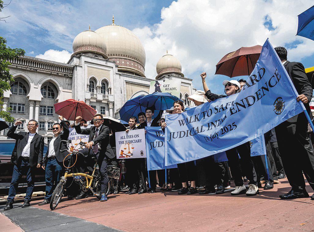 Malaysian ex-deputy minister emerges as surprise front runner to be next chief justice