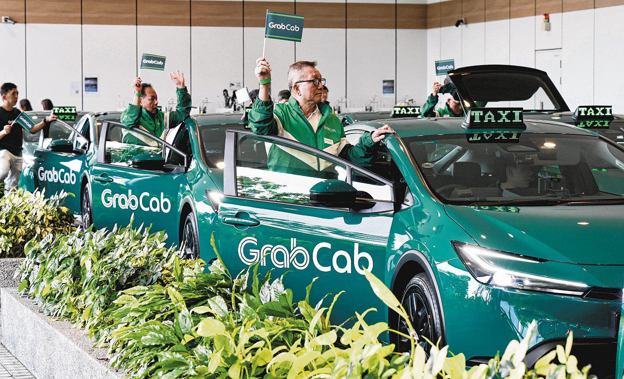 Grab Tried to Disrupt Taxis. It Now Wants to Save Them