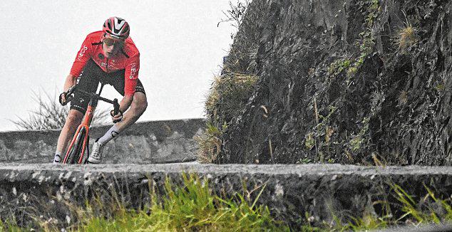 Fans give Dutch rider Arensman 'extra few watts' for debut victory