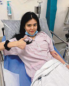 Actress Kimberly Chia in hospital due to back pain after brushing her teeth