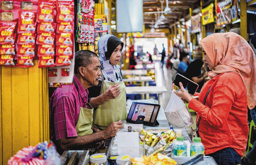 Anwar Unveils Cash Aid for All Adults, Fuel Price Cut to Tackle Rising Costs