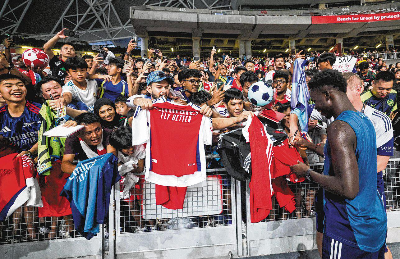 Arsenal Treat For 12,000 Fans At Training Gig