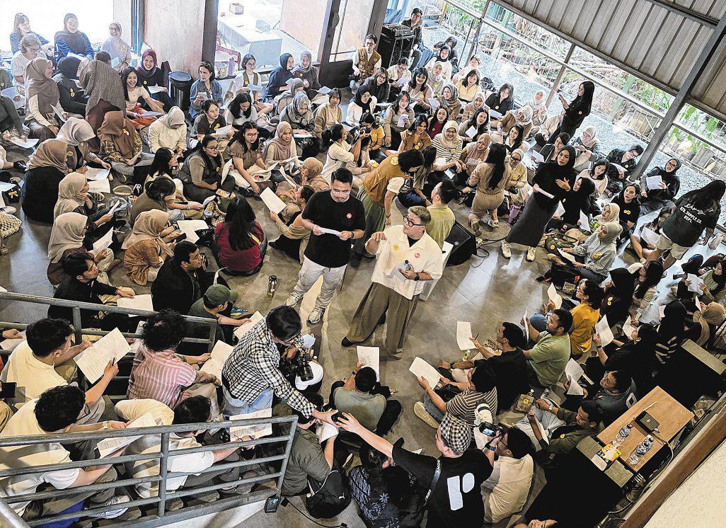 Strangers sing their hearts out without judgment at hot new club in Indonesia