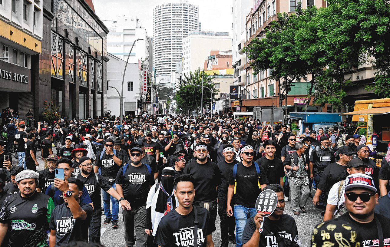 Thousands rally for Anwar to resign over economic, political challenges