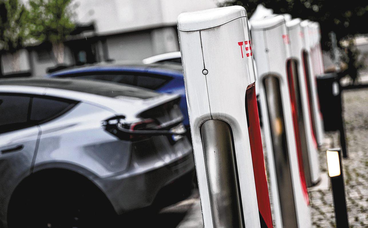 From Tesla to Microsoft, companies are going vertical again