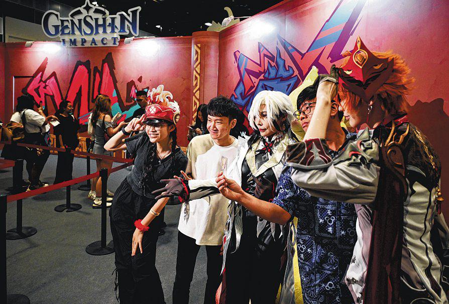 Artist Alley Kicks Off at Sold-Out Hoyo Fest Convention