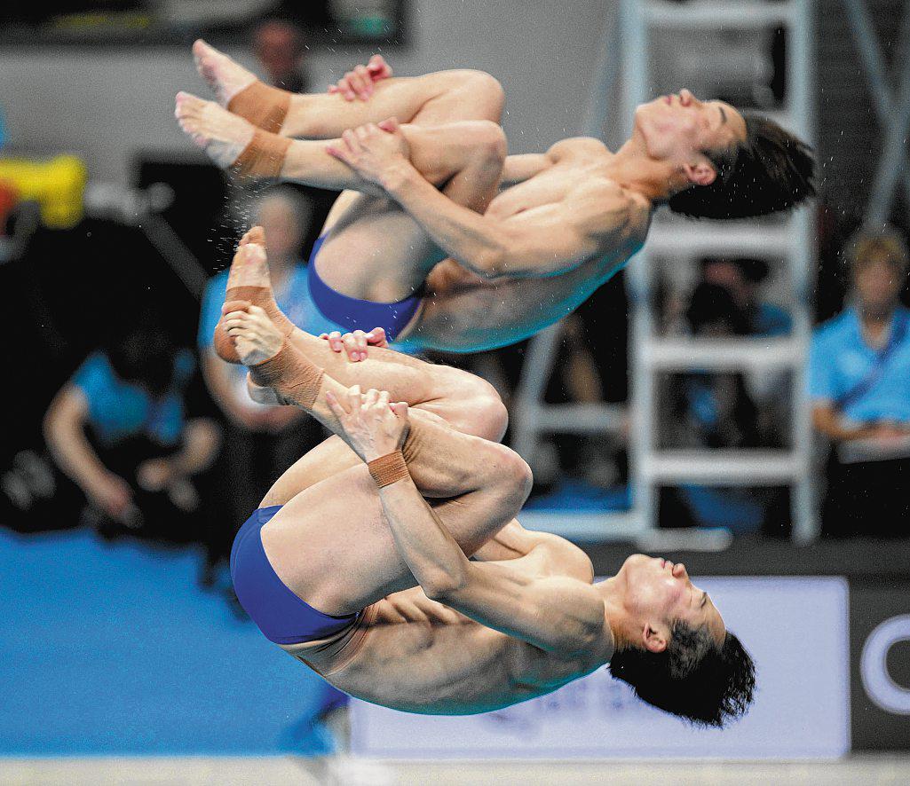CHINESE DIVERS STAND TALL