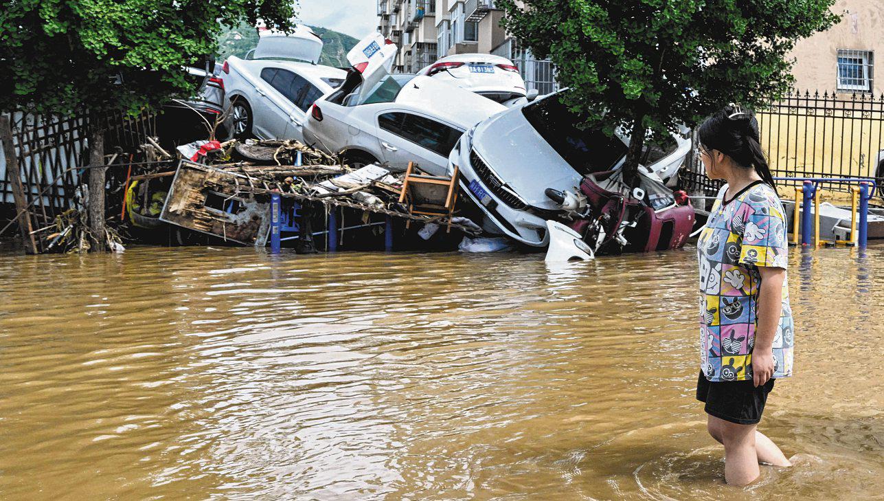 30 killed, over 80,000 evacuated as Beijing turns into rain trap