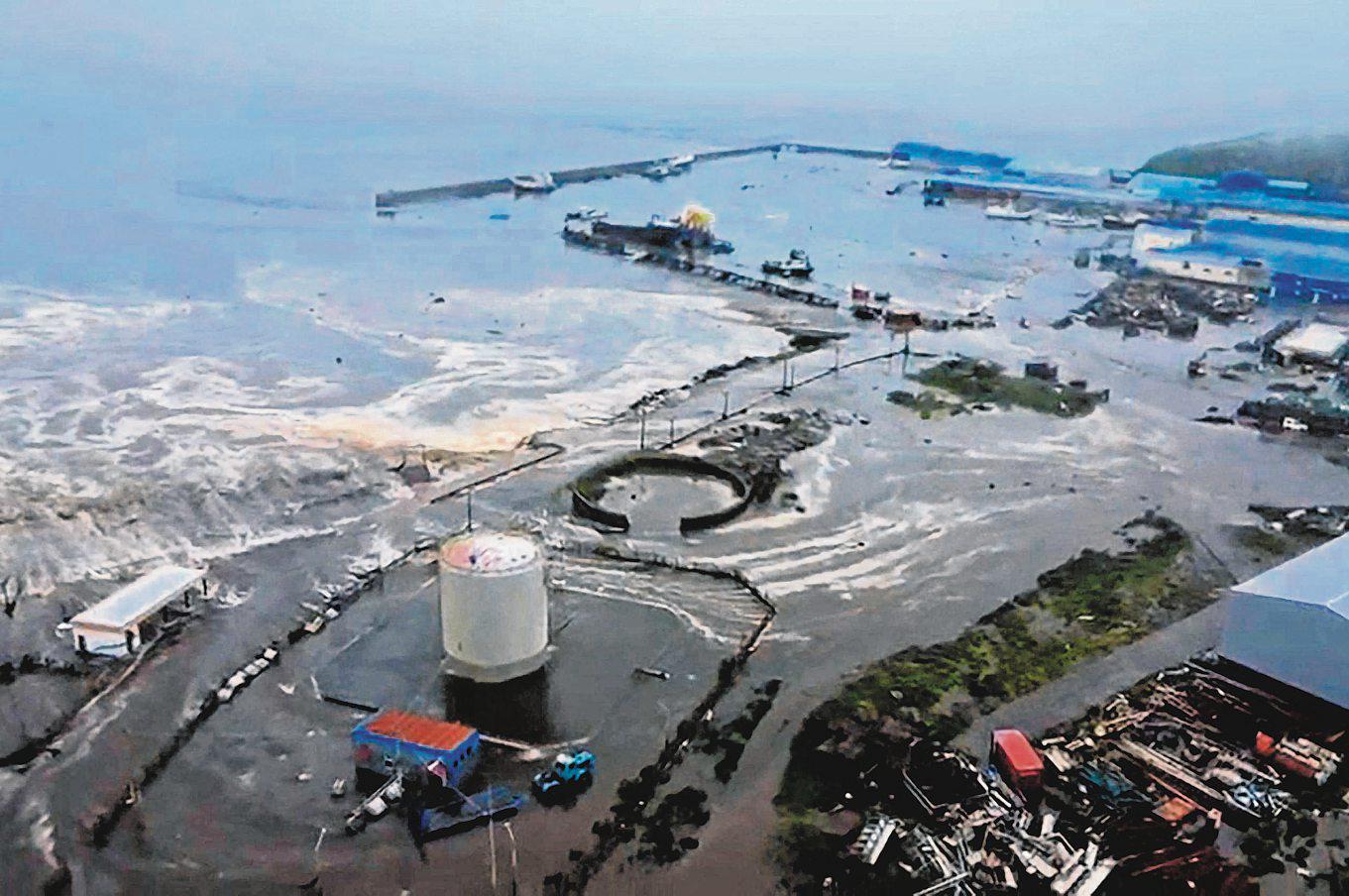 Quake rocks Russia's far east, triggering tsunami warnings around Pacific
