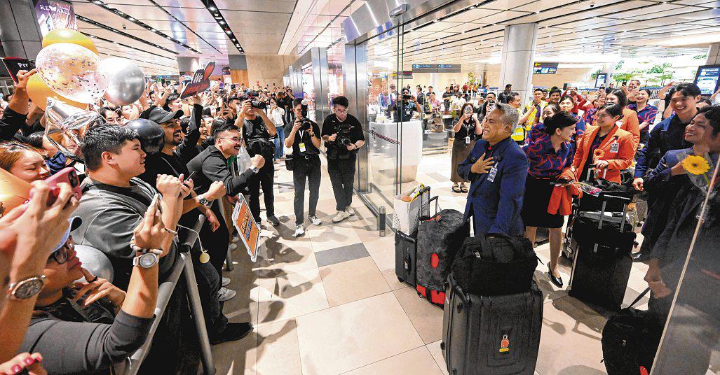 For one last time, let's go home: Emotions run high as curtain falls on Jetstar Asia