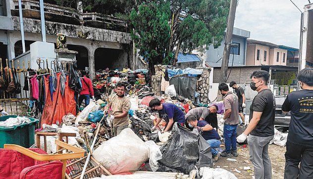 Volunteers clear tonnes of trash from elderly man's house in JB