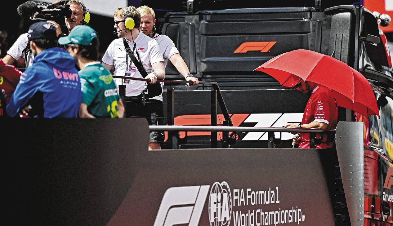Ferrari Boss Backs 'Useless' Hamilton