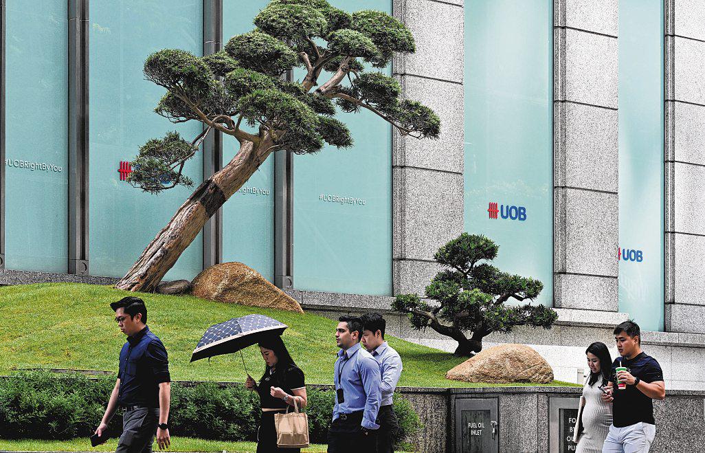 UOB Lowers Outlook on Tariff Impact After 6% Drop in Q2 Profit