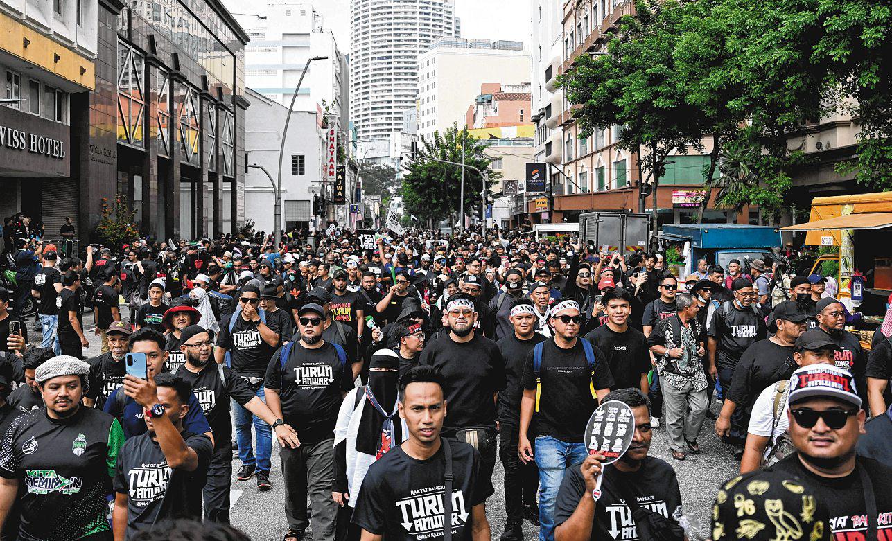 Anwar's government: Full house but plenty of empty offices