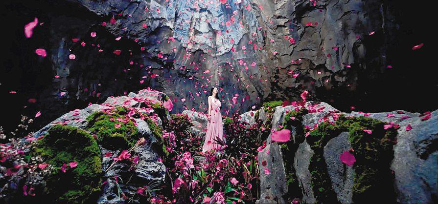 Jisoo filmed new music video in Rainforest Wild Asia and Singapore Zoo