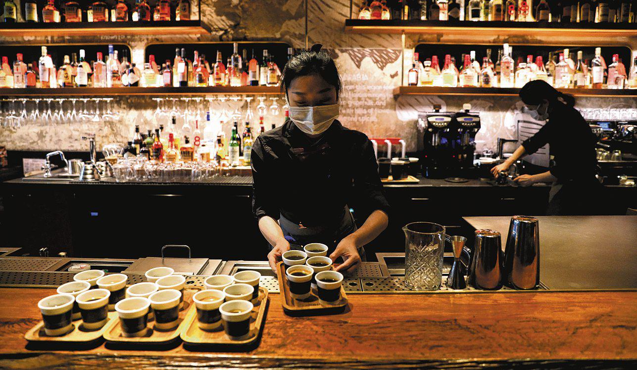 Starbucks struggles to find a new identity in cut-throat China