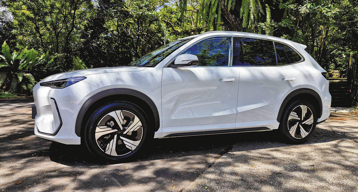 Proton e.Mas 7 glitters with utility, functionality