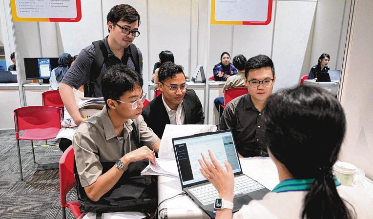 Job fair helps fresh graduates meet potential employers in person