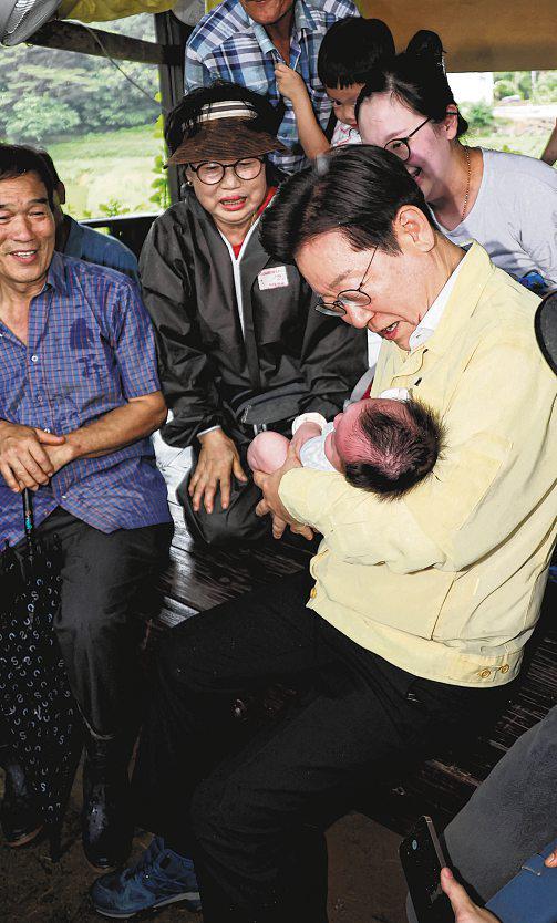 Once Seen as Divisive, S. Korea's New Leader Lee Tries the Charm Offensive
