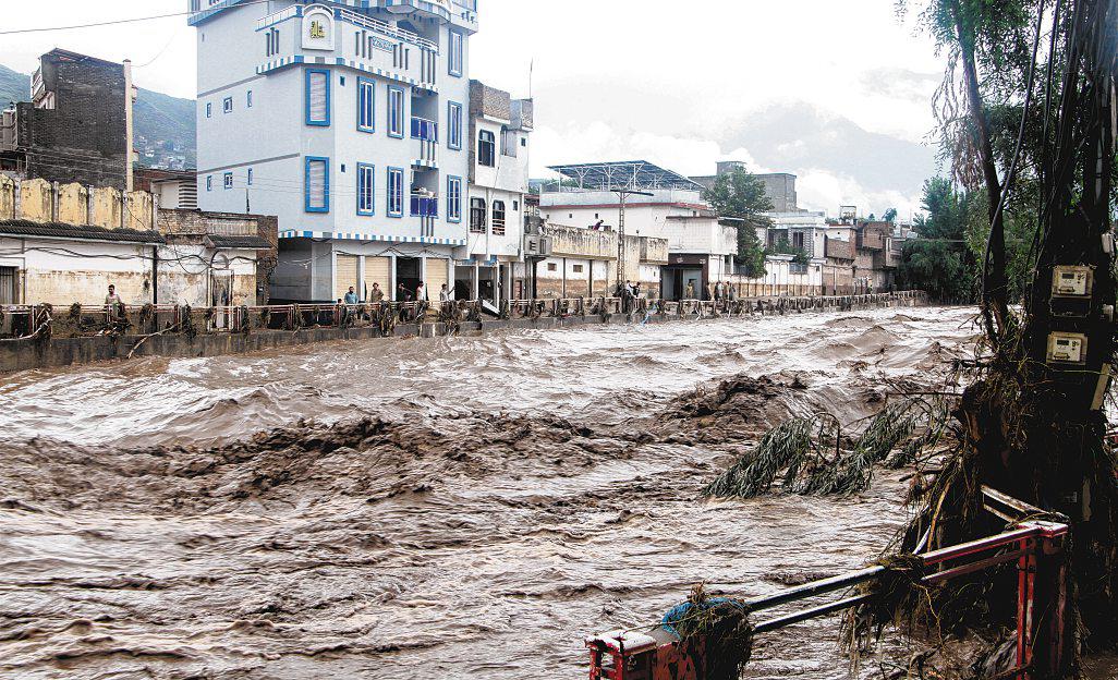 Death toll in Pakistan floods, house collapses crosses 320