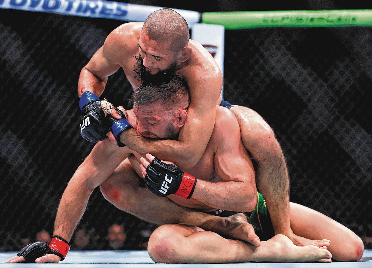 Man-with-no-plan Chimaev beats du Plessis