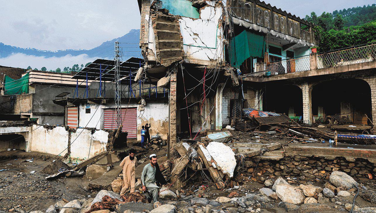 Pakistan resumes rescue ops in flood-hit areas; death toll over 300
