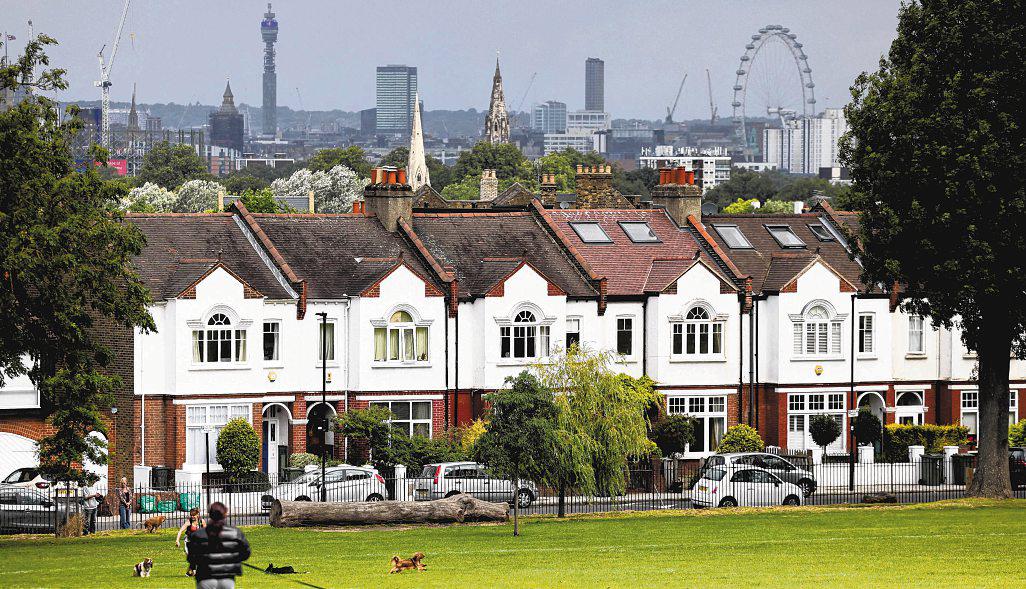 Rich Londoners Find Money Can't Buy Relief From Dangerous Heat