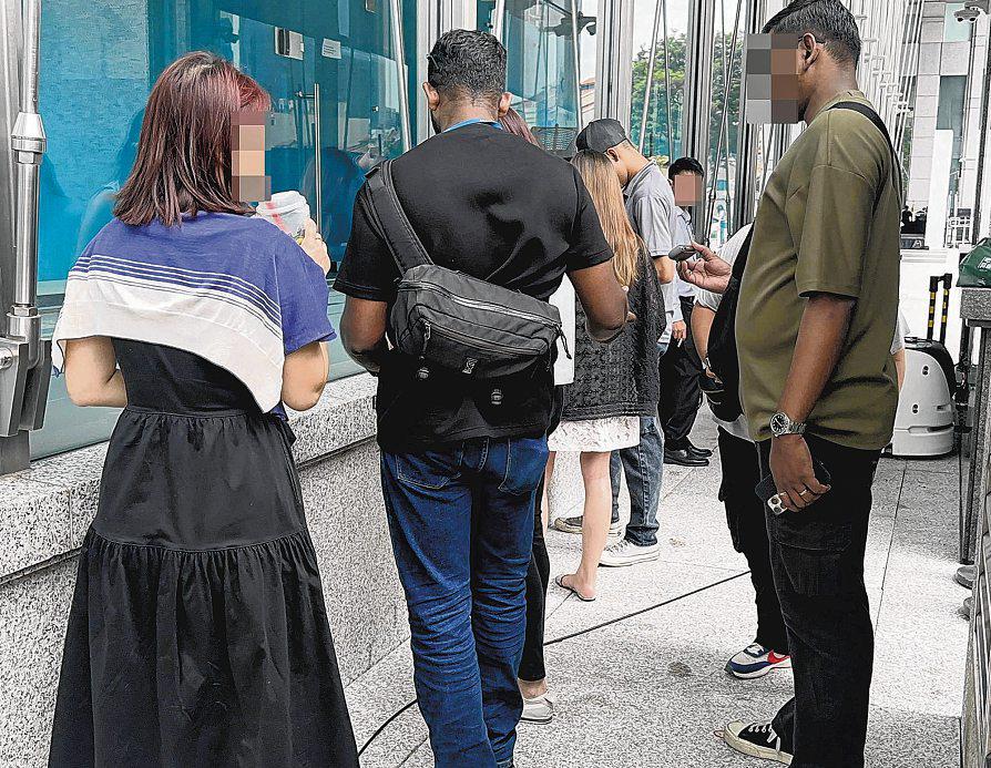 18 Persons Nabbed and 82 Vapes Seized in HSA Ops in Raffles Place and Haji Lane