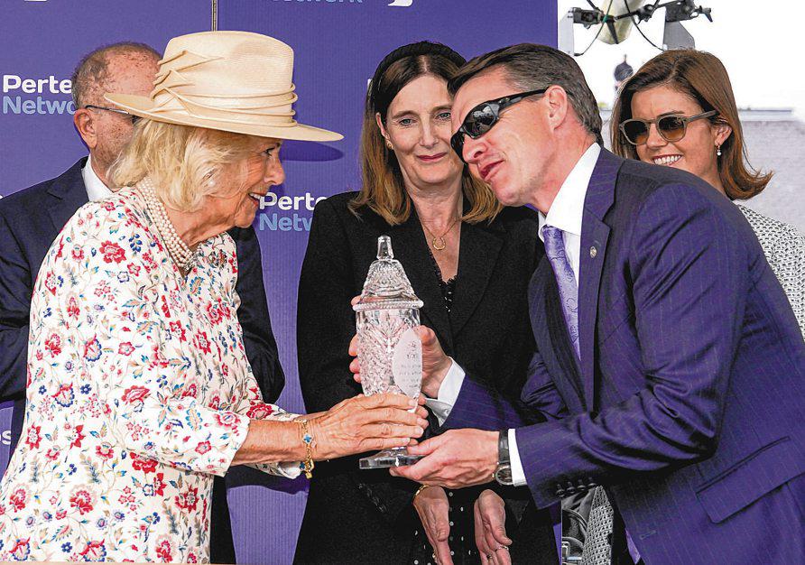 Hail Queen Minnie Hauk in Yorkshire Oaks Romp