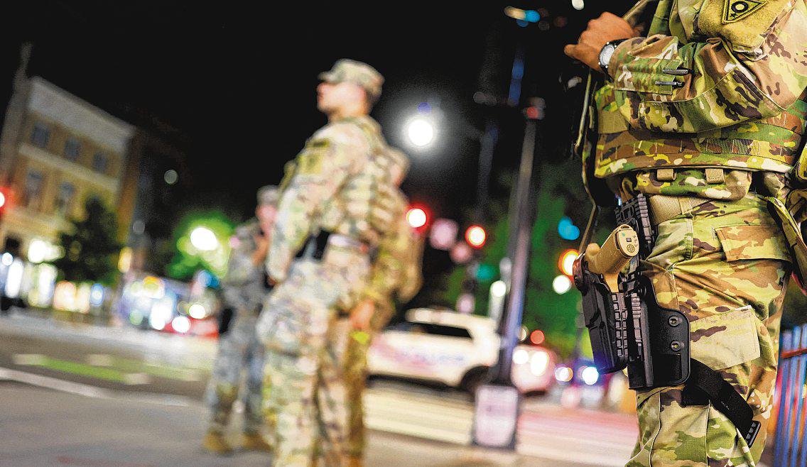 US National Guard troops in Washington to begin carrying weapons, officials say