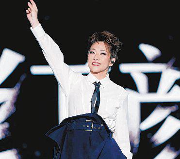 HK singer Sandy Lam shares rare photo of herself at 15