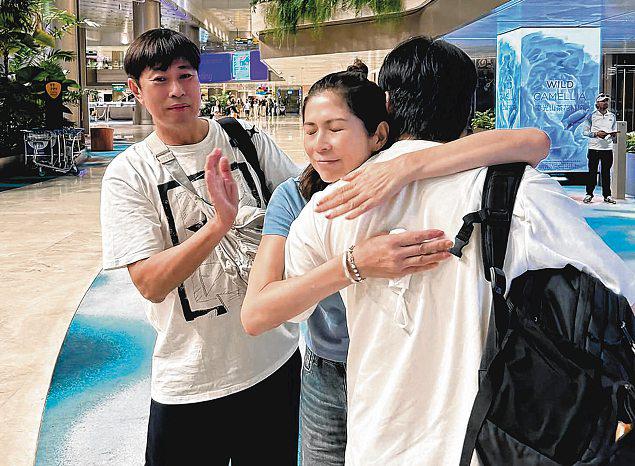 Actress Pan Lingling's elder son off to the US for further studies