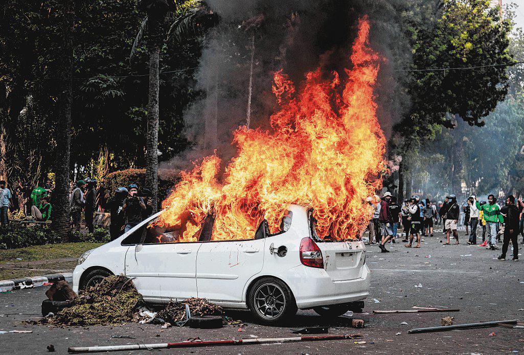 Fury in Jakarta after police vehicle kills delivery rider amid protests