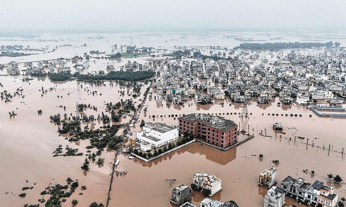Pakistan evacuates nearly half a million people stranded by floods