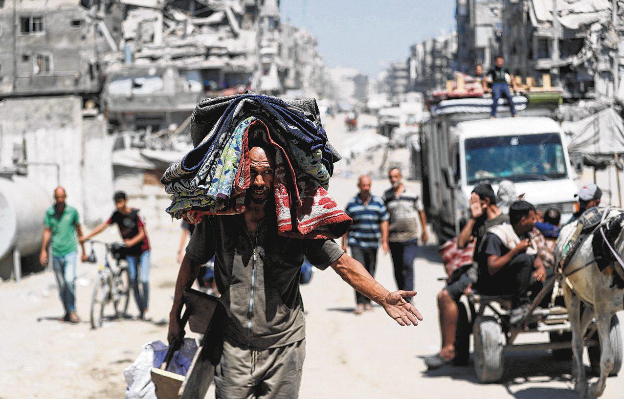 Israel Sends Tanks Deeper into Gaza City; More Families Flee