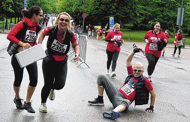 EDM fans race round Helsinki as DJ Darude's hit song Sandstorm turns 25