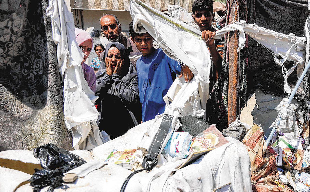 Israeli bombardment pushes more Palestinians out of homes