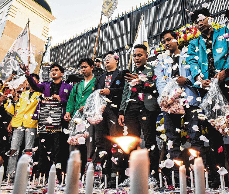 Protesters picnic outside Indonesian Parliament on national holiday