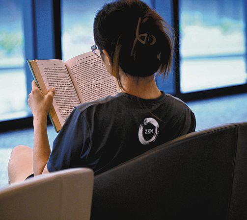 Is the decline of reading making politics dumber?