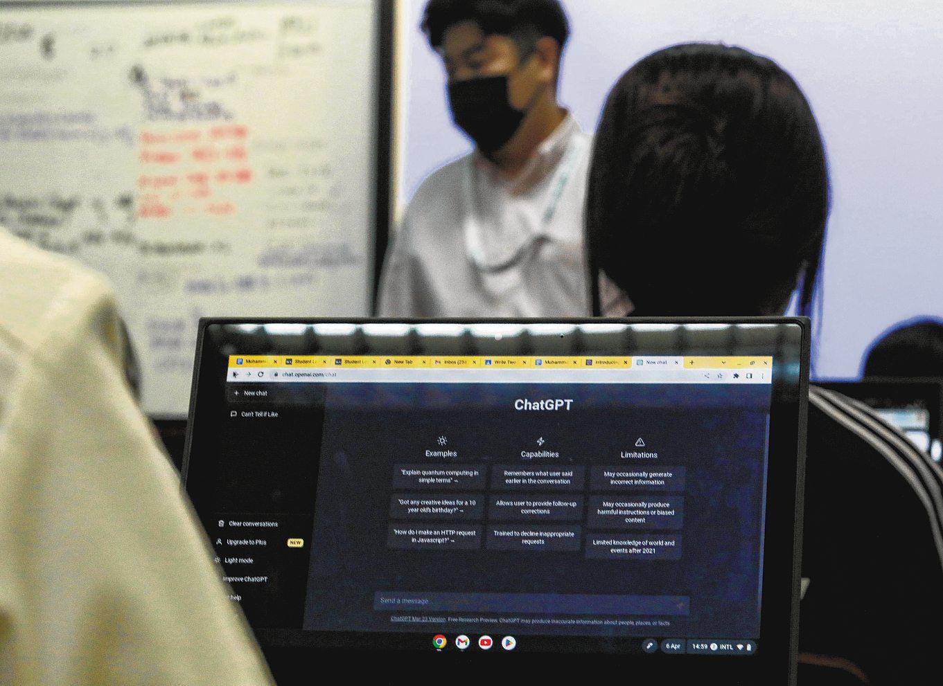 Can prompting ChatGPT make us better communicators?