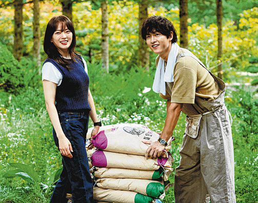 Actor Song Joong-ki Returns to Romance With My Youth