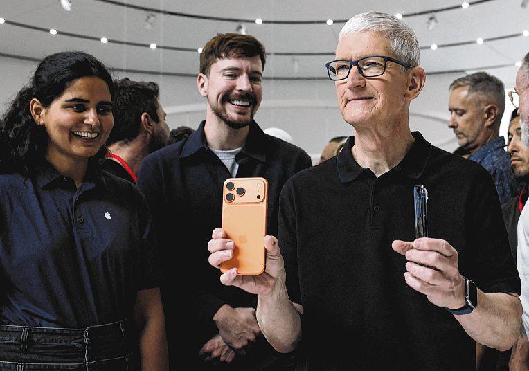 Apple starts getting customers used to the idea of US$2,000 iPhones
