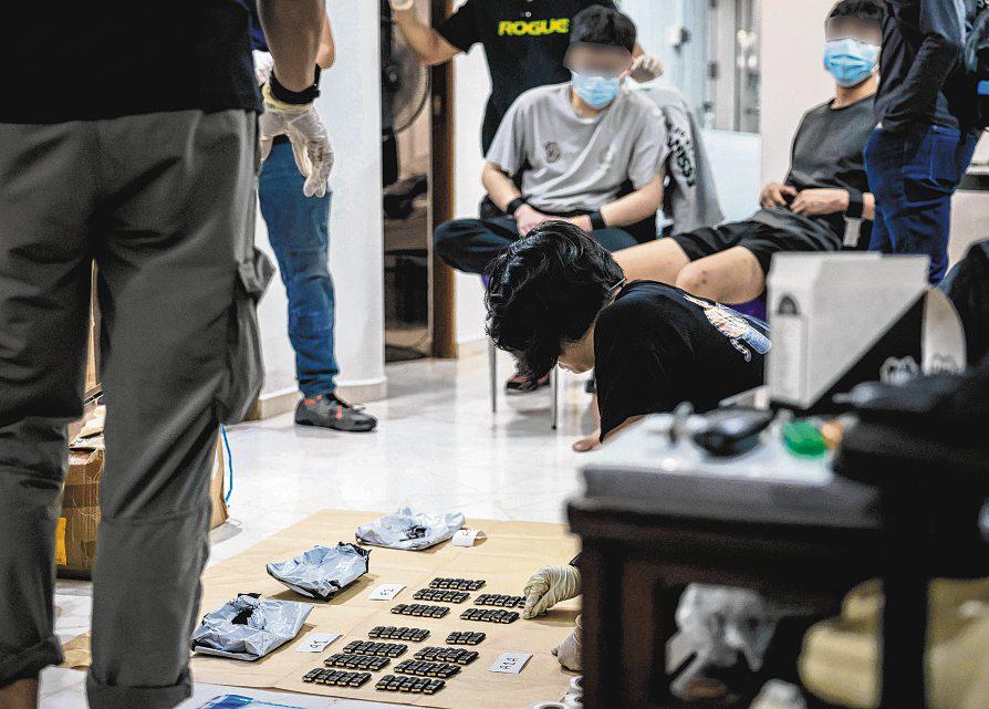 CNB Nabs 8 Singaporeans, Seizes Over 400 Kpods, $22k in Cash in Raids
