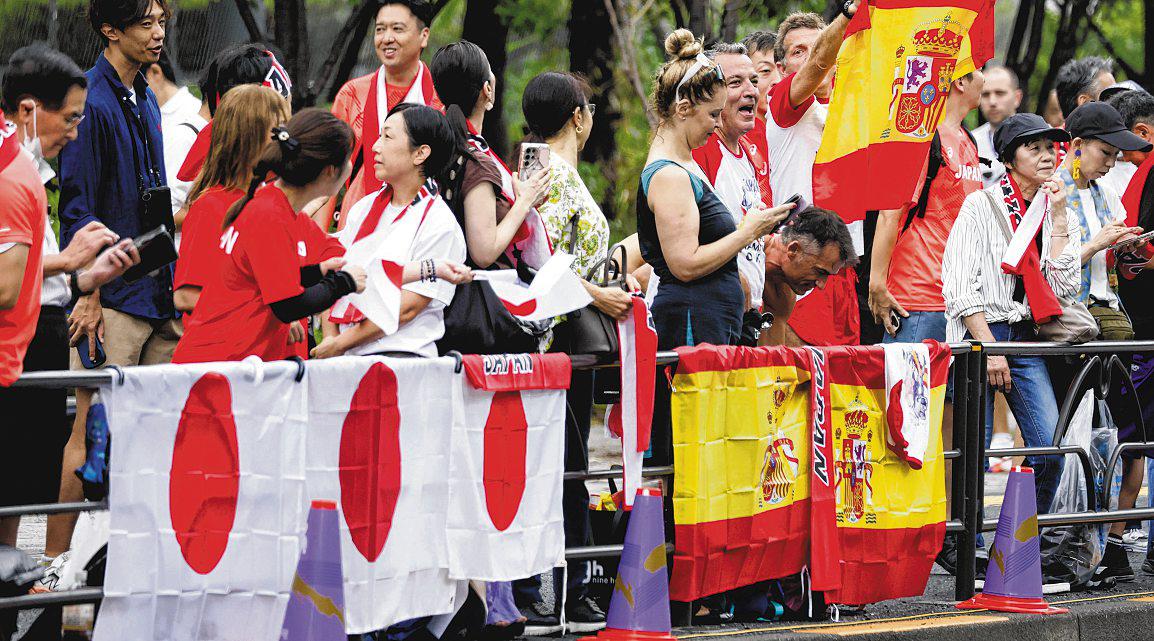 Japanese Spectators Grateful for Return of Track Stars