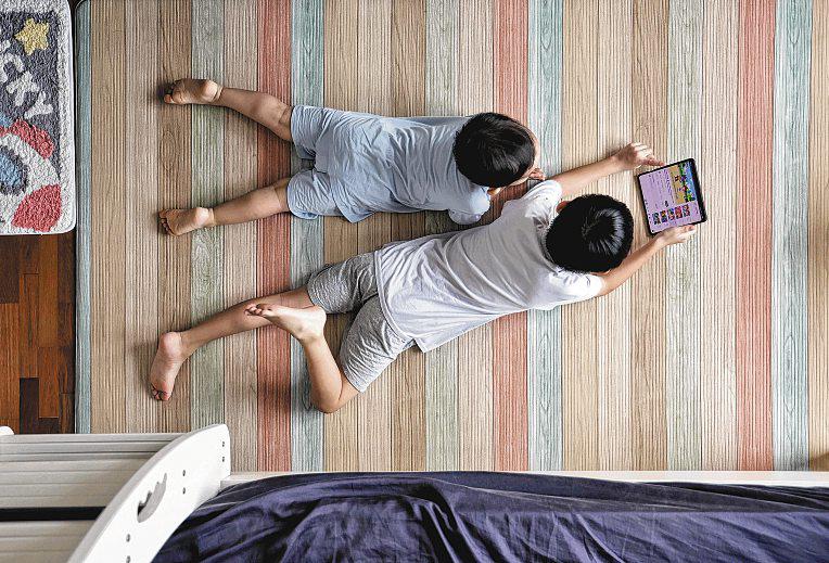 Parents Struggle to Manage Kids' Device Use as Line Between Learning, Leisure Blurs