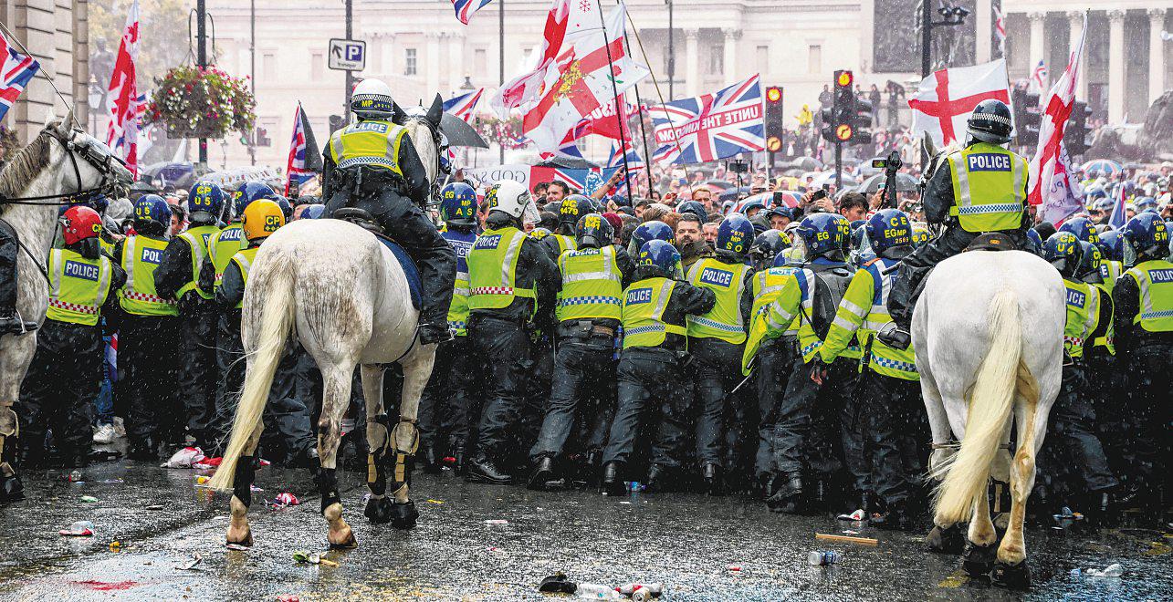 Police, protesters clash as 110,000 join anti-migrant protest in London