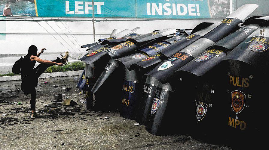 Over 200 arrested in Philippine anti-corruption protest clashes