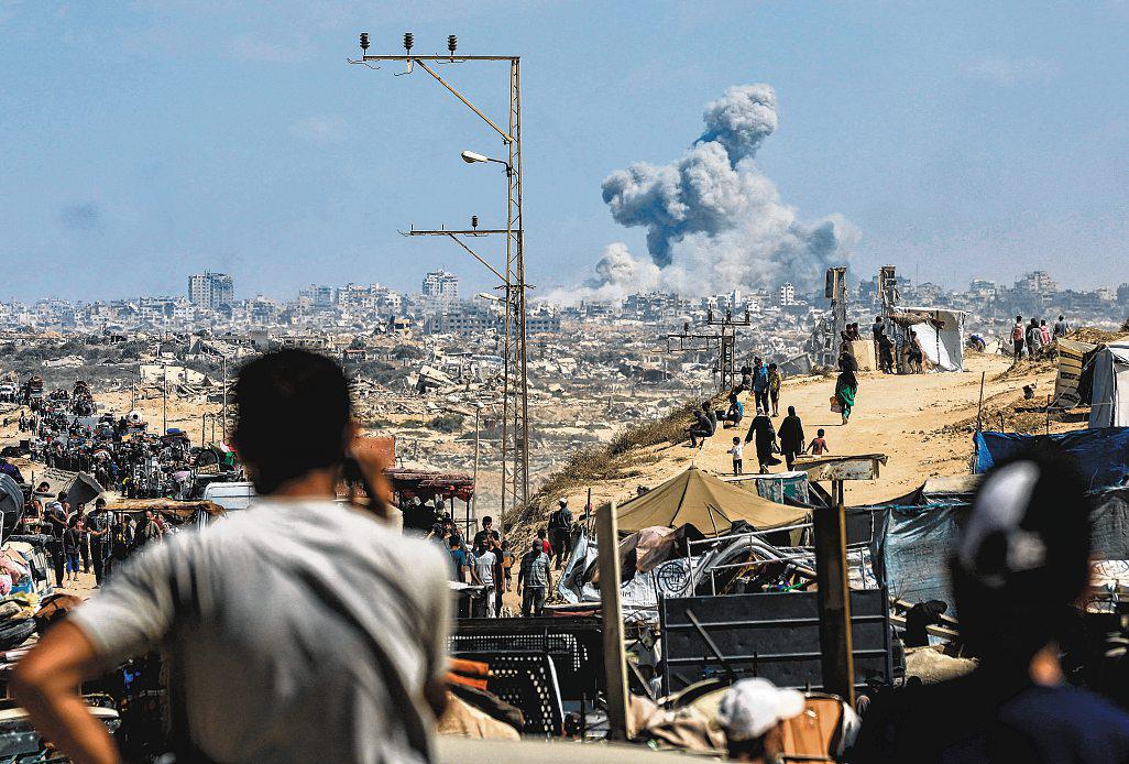 Israeli tanks push towards heart of Gaza City as Trump talks peace